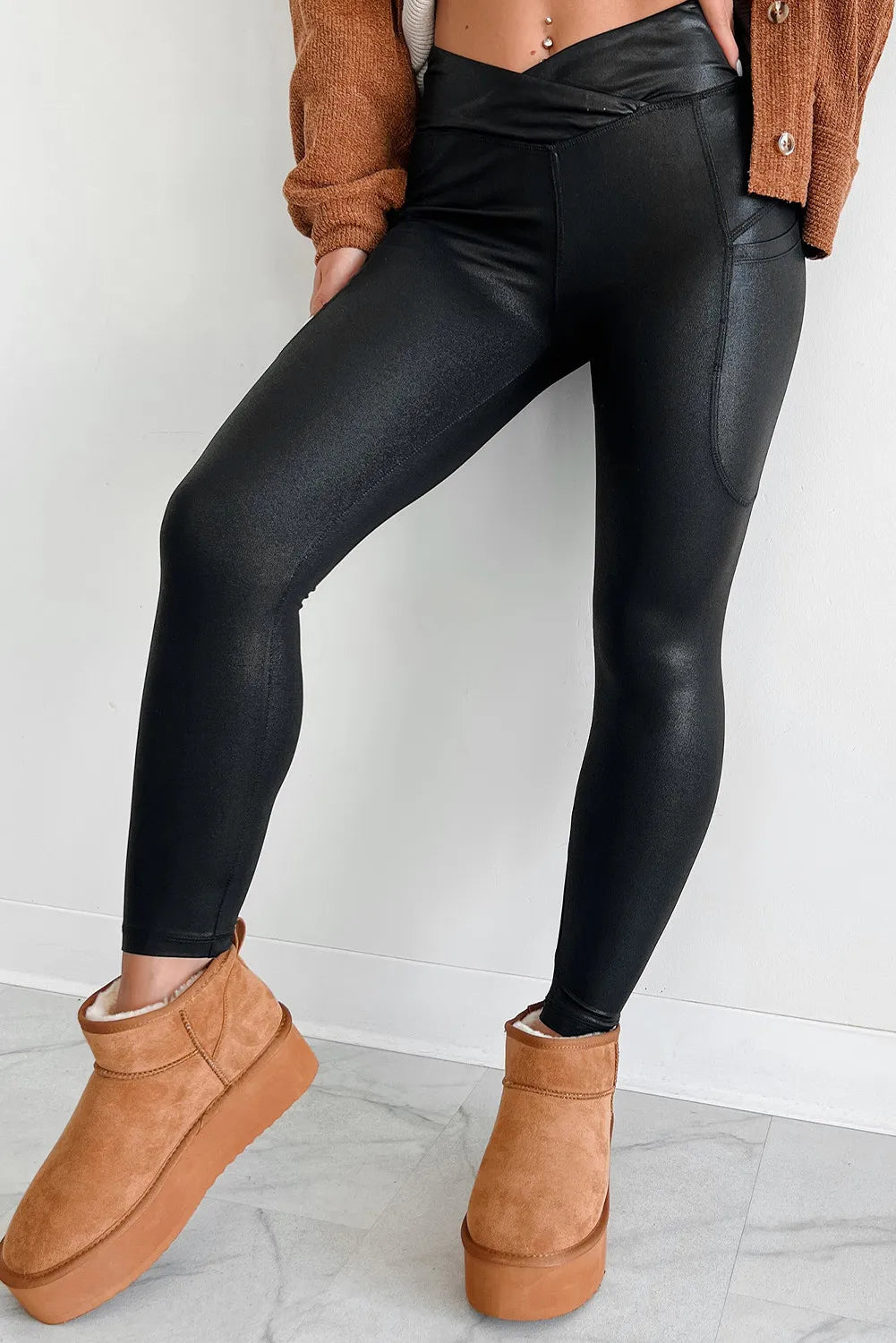 Pocketed V-Cut Waist Leggings-True and Wild